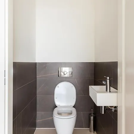 アパートホテル The Lee Towers